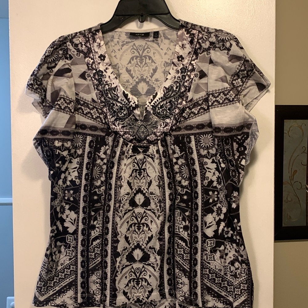 Apt. 9 Ladies Top. Lightweight, great for hot days. Beaded V-neck. Size M